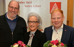 Tanja Silvana Grzesch und Gerald Müller (rechts) sowie dessen Vorgänger Michael Jäger.  FOTO: NIETHAMMER 