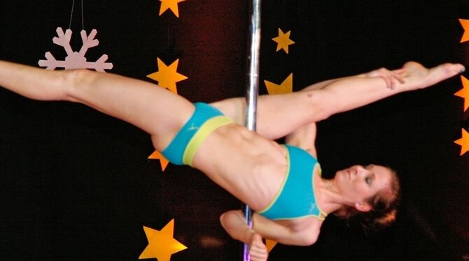 Stefanie Riehle gehörte mit ihrem Pole-Dance zu den Attraktionen der Turngala in der Günther-Zeller-Halle.  FOTO: LEIPPERT