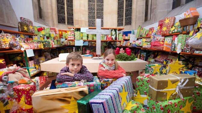 Julius und Laura besuchen die St.-Wolfgang-Schule. Sie freuen sich, dass mithilfe der Aktionen »Sternenfunkeln in Kinderaugen« a Julius und Laura besuchen die St.-Wolfgang-Schule. Sie freuen sich, dass mithilfe der Aktionen »Sternenfunkeln in Kinderaugen« a