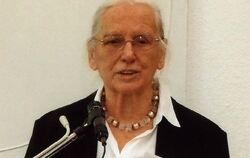 Hildegard Ruoff als Rednerin bei einer Ausstellungseröffnung.  FOTO: PFEIFFER