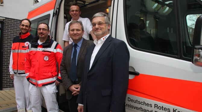 Haben  die  Weiterbildung  zum Notfallsanitäter als Erste hinter sich gebracht (von links): Bastian Schenk, Bernd Hochgreve und