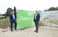 OB Thomas Keck (links) und GWG-Geschäftsführer Ralf Güthert freuen sich über den Baubeginn fürs »Penta-Quartier«.  FOTO: GWG