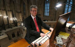    Fühlt sich sichtlich wohl am Spieltisch der Reutlinger Rieger-Orgel: Der Göttinger Organist Stefan Kordes bei seinem Auftritt
