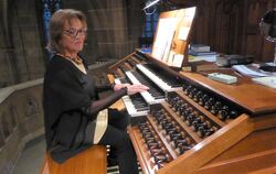 Ursula Herrmann-Lom an der Rieger-Orgel in der Reutlinger Marienkirche.  FOTO: BERNKLAU