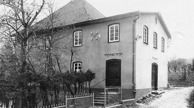 Buttenhausens Synagoge an der Mühlsteige: Das Gebäude ist 1795 gebaut worden und prägte bis 1938 das Ortsbild. FOTO: STADTARCHIV