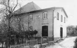 Buttenhausens Synagoge an der Mühlsteige: Das Gebäude ist 1795 gebaut worden und prägte bis 1938 das Ortsbild. FOTO: STADTARCHIV