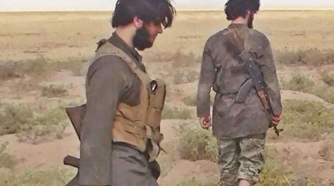 IS-Kämpfer im Irak. Die Dschihadisten sollen ihre eigenen Leute für die Niederlage im Kampf um das Sindschar-Gebirge mit dem