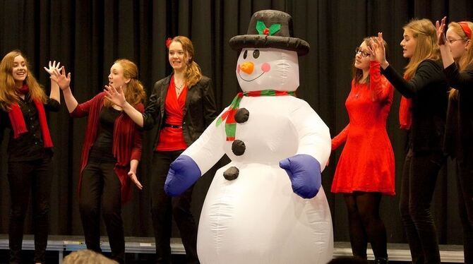 »Frosty, the Snowman«, in Gesellschaft der jungen Damen vom Projektchor brachte auch die ältere Generation zum Lachen.  FOTO: HA