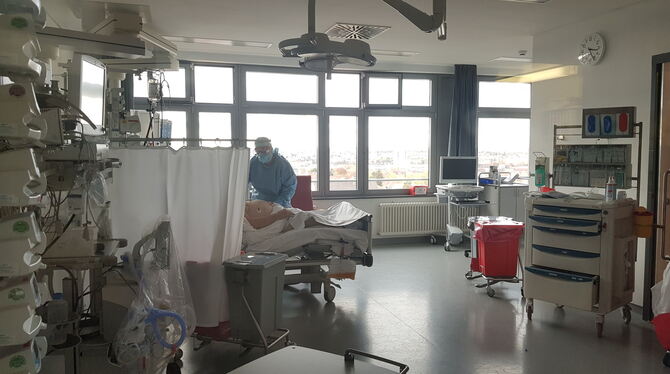 Covid-Betreuung auf der Intensivstation im Klinikum am Steinenberg Reutlingen.