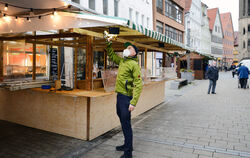 Trotz der Absage des Weihnachtsmarktes stehen in Reutlingen aktuell Buden in der Fußgängerzone.
