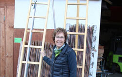 Ingrid Ertel aus Dettingen baut solche Leitern aus Holz. FOTO: OECHSNER