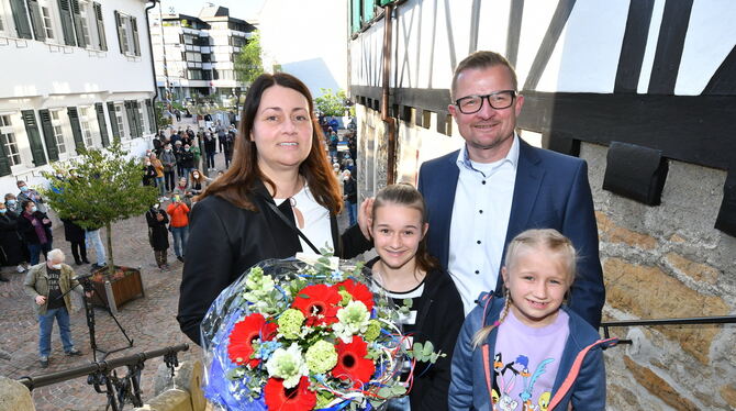 Pfullingens neuer Bürgermeister Stefan Wörner mit seiner Familie.