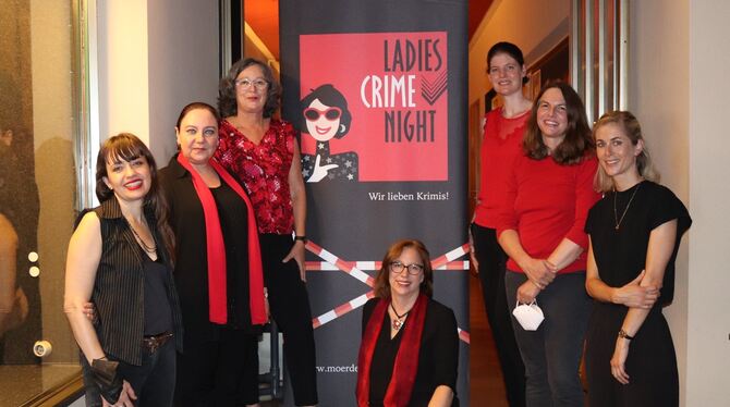 In der Ladies Crime Night: Sängerin Sally Grayson und die Autorinnen Maribel Anibarro, Uschi Kurz, Mareike Fröhlich, Julia Hofel