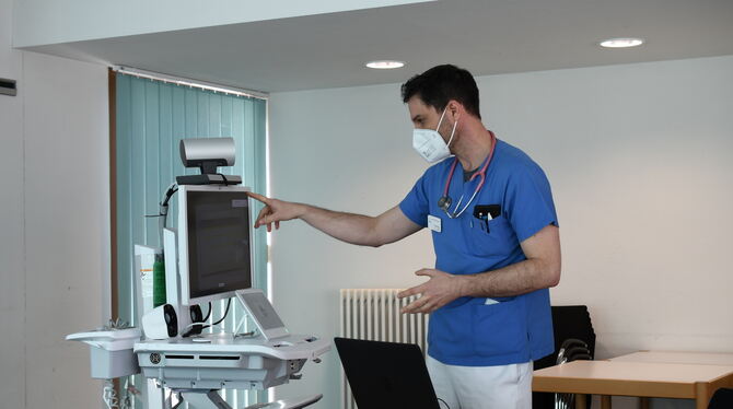Berühren kann Oberarzt Thomas Rabe den Patienten durch den Videobildschirm nicht, aber mit seinen Kollegen via Telemedizin bespr