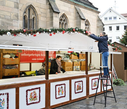 Der Aufbau des Reutlinger Weihnachtsmarktes läuft.