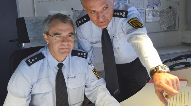 Die Chefs im Ring: Thomas Hepler (rechts), der das FLZ mit aufgebaut hat, bespricht mit dem Polizeiführer vom Dienst Peter Bucke