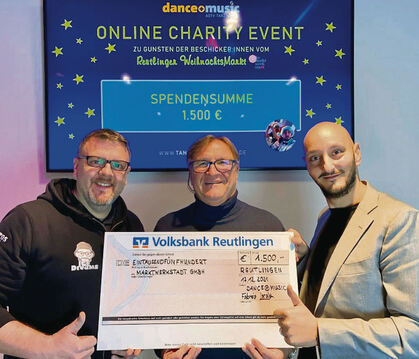Ernst Obermayer, Norbert Brendle und Organisator Fabrizio Laraia (von links) mit dem Spendenscheck für die Marktbeschicker. 