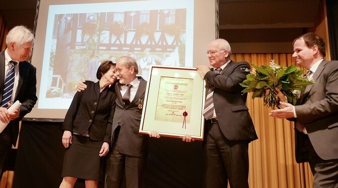 Ein bewegender Moment für Bürgermeister Rudolf Heß und seine Frau Marianne: Seine drei Stellvertreter Gert Klaiber (links), Dr.