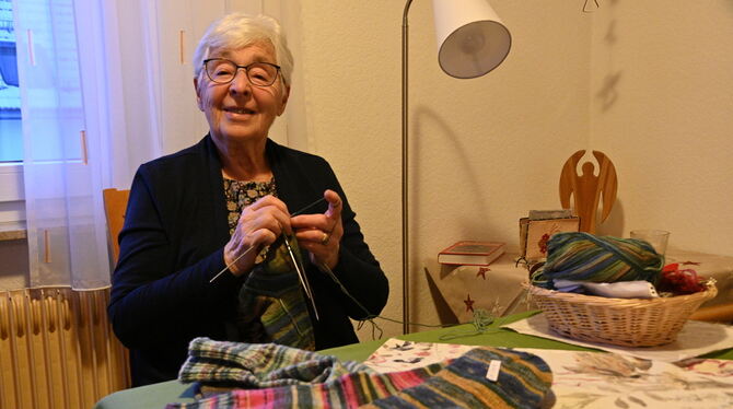 Bunte Wolle zum Sockenstricken hat Annefriede Bächle immer parat. Die Undingerin scharrt seit vielen Jahren ein Team von Frauen