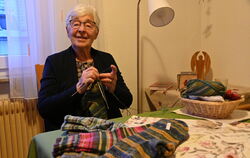 Bunte Wolle zum Sockenstricken hat Annefriede Bächle immer parat. Die Undingerin scharrt seit vielen Jahren ein Team von Frauen 
