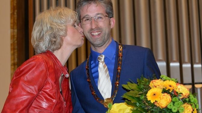 Ein Küsschen auf die Wange für Boris Palmer von Annette Schmidt, der ersten Stellvertreterin des OB und Gemeinderätin der AL/Grü