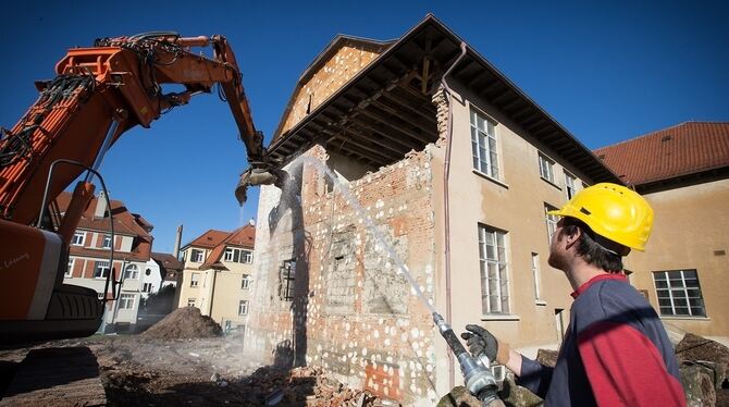 Der Abbruch des Lehrsaalgebäudes des einstigen Technikums hat begonnen. FOTO: ZAWADIL