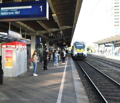Reiseverkehr wie immer am Gleis 1 des Reutlinger Hauptbahnhofs.