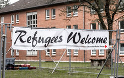 Ein Transparent mit der Aufschrift "Refugees Welcome" hängt vor einer Unterkunft für Flüchtlinge.