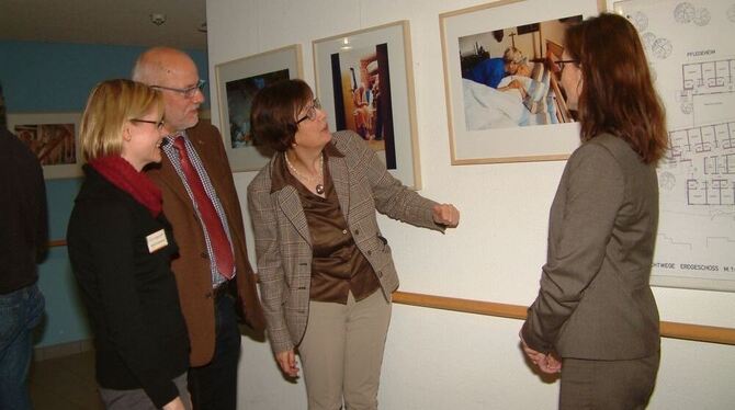 Nicole Hartmann (von links) von der Alzheimer-Gesellschaft führte in die Ausstellung »Blaue und graue Tage« ein, Hartwig von Kut