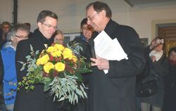 Bürgermeister Friedrich Bisinger (rechts) gratuliert seinem Nachfolger Christoph Niesler zum Wahlsieg.  FOTOS: NIETHAMMER