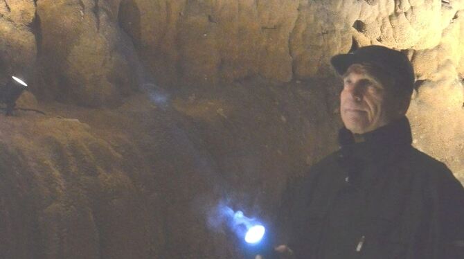 Walter Saur führt die Besucher gerne durch die Olgahöhle. GEA-FOTO: SAUTTER