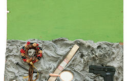 Mit den Waffen einer Frau: Niki de Saint Phalles Materialbild »Green Sky« (1961) im Kunsthaus Zürich.  FOTO: AHLERS COLLECTION, 