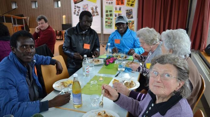 Gemeinsam essen, miteinander reden: Tag der Begegnung im katholischen Gemeindehaus in Unterhausen.  FOTO: ANN