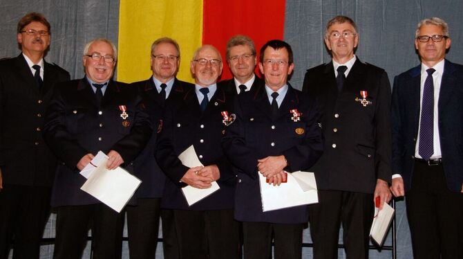 Die Geehrten bei der Hohensteiner Feuerwehr (von links): Kreisbrandmeister Wolfram Auch, Robert Euper, Walter Reyhing, Willi Kob