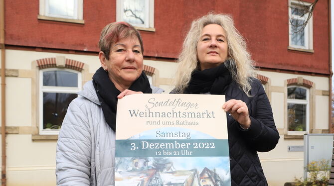 Freuen sich auf den ersten Sondelfinger Weihnachtsmarkt (von links): Margrit Bühler und Claudia König vom Orga-Team. FOTO: REISN
