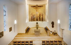 Statt Kirchenbänken gibt es nun Einzelsitze, die flexiblere Gottesdienstformen möglich machen.  FOTO: TRINKHAUS