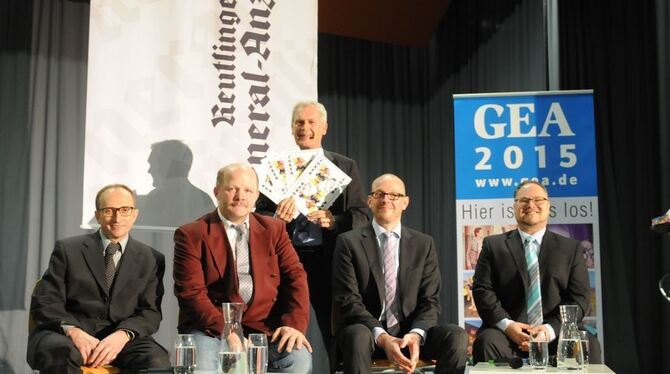 Moderator Roland Hauser (stehend) lockte in der Aufwärmrunde die Kandidaten (von links) Dietmar Bez, Andreas Meyer, Florian Baue