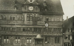 Auch am Tübinger Rathaus wehte damals die Hakenkreuzfahne. FOTO: PRIVAT