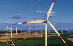 Verschiedene Windkraftanlagen stehen auf einer Fläche. (Symbolbild)
