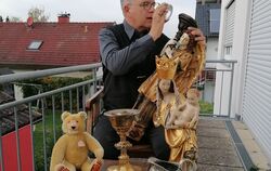 Martin Vitt begutachtet historische Wertgegenstände: Der Steiff-Teddy ist ein Replika, die Heiligenfigur auf seinem Schoß nicht 