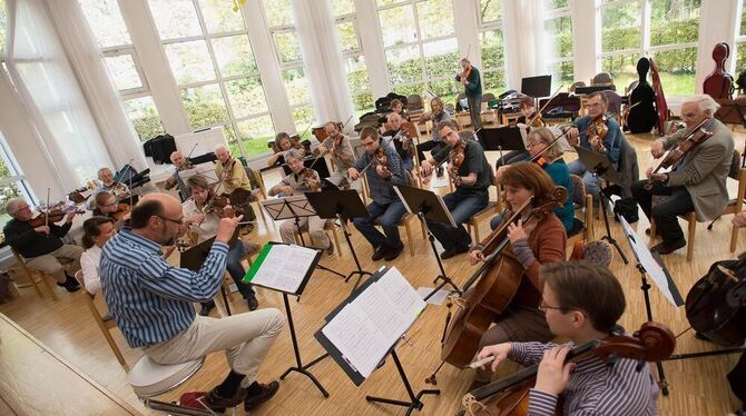 Oliver Bensch bei der Probe mit dem Kammerorchester im Pavillon der Musikschule. ARCHIVFOTO: GERLINDE TRINKHAUS