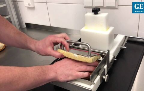 So funktioniert die Butterbrezel-Schmier-Maschine