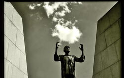 Nikolai Karos Lieblingsfoto der Ausstellung: »Clouds of History« ist im früheren Konzentrationslager Mauthausen entstanden. FOTO