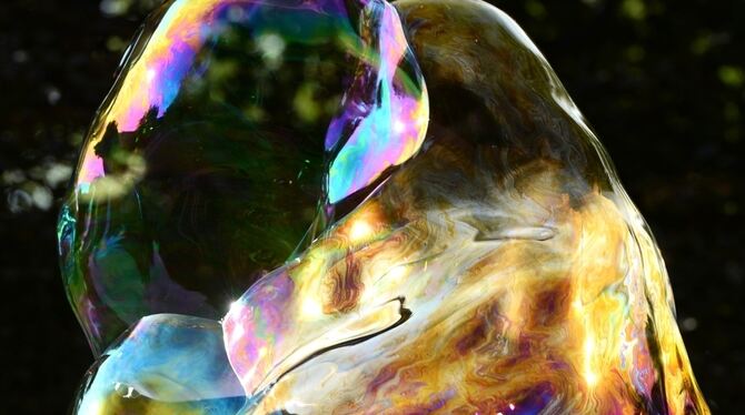 Oberfläche einer Seifenblase, auf der sich das Licht bricht. FOTO: DPA