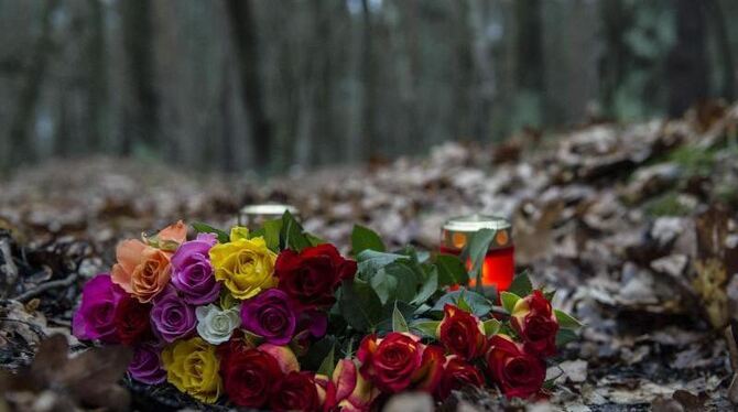 Blumen und Kerzen am Tatort in Berlin-Adlershof. Hier wurde eine schwangere 19-jährige niedergestochen und lebend verbrannt.