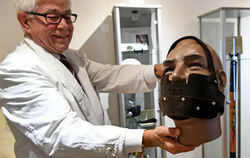Schlafmediziner Josef Alexander Wirth zeigt eine historische Schnarchmaske in seinem Schnarchmuseum.  FOTOS: HOLLEMANN/DPA 