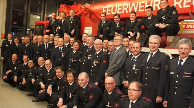 Medaillen, Plaketten und Urkunden erhielten während der Hauptversammlung der Reutlinger Feuerwehr zahlreiche »Floriansjünger« fü