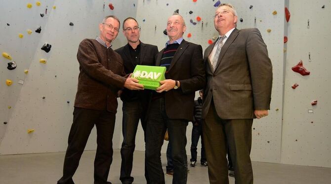 Robert Hahn, Helmut Kober, Albert List und Dieter Porsche (von rechts) nehmen den Erweiterungsbau in Augenschein. GEA-FOTO: PACH