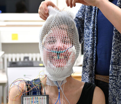 Verkabelt, verdrahtet, verklebt: GEA-Reporterin Miriam Steinrücken bekommt Elektroden. Die messen Hirnströme, Herzaktivität und 