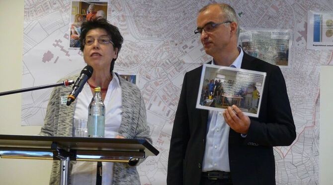 Die hauptamtliche »lebenswert«-Koordinatorin Susanne Stutzmann und SPD-Stadtrat Ramazan Selcuk stellen den Nachbarschafts- und F